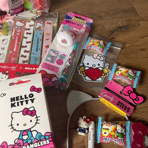 One Left! FREE SHIPPING (NWT) ULTIMATE HELLO KITTY GIFT BASKET!! - Picture 5 of 13